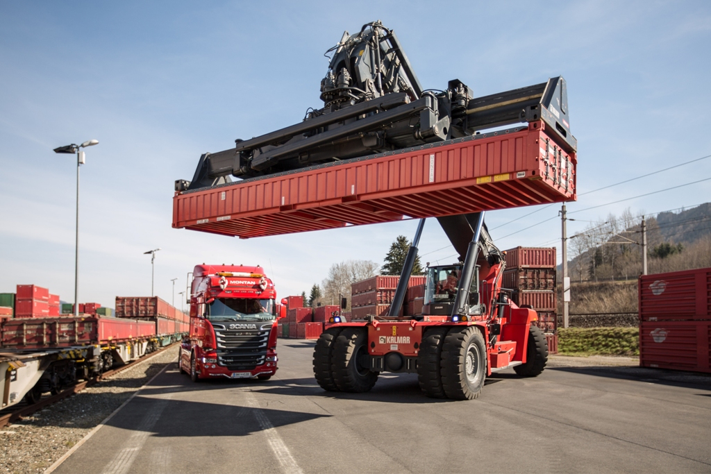 Stapler mit Container und LKW